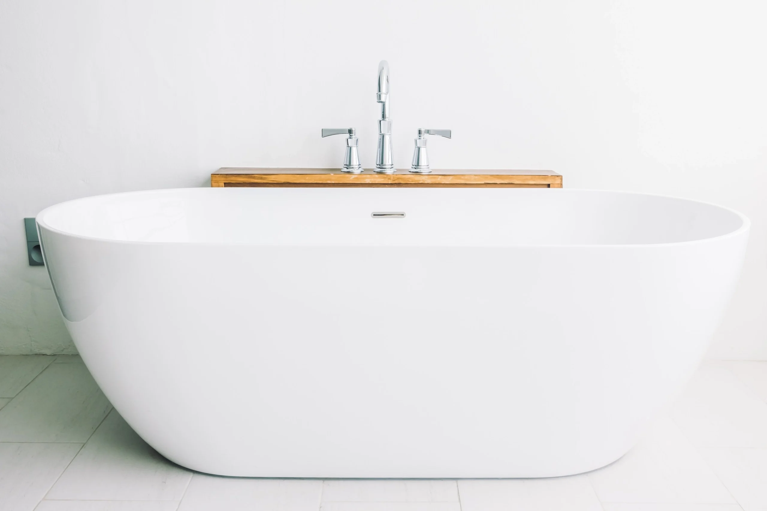 beautiful-luxury-white-bathtub-decoration