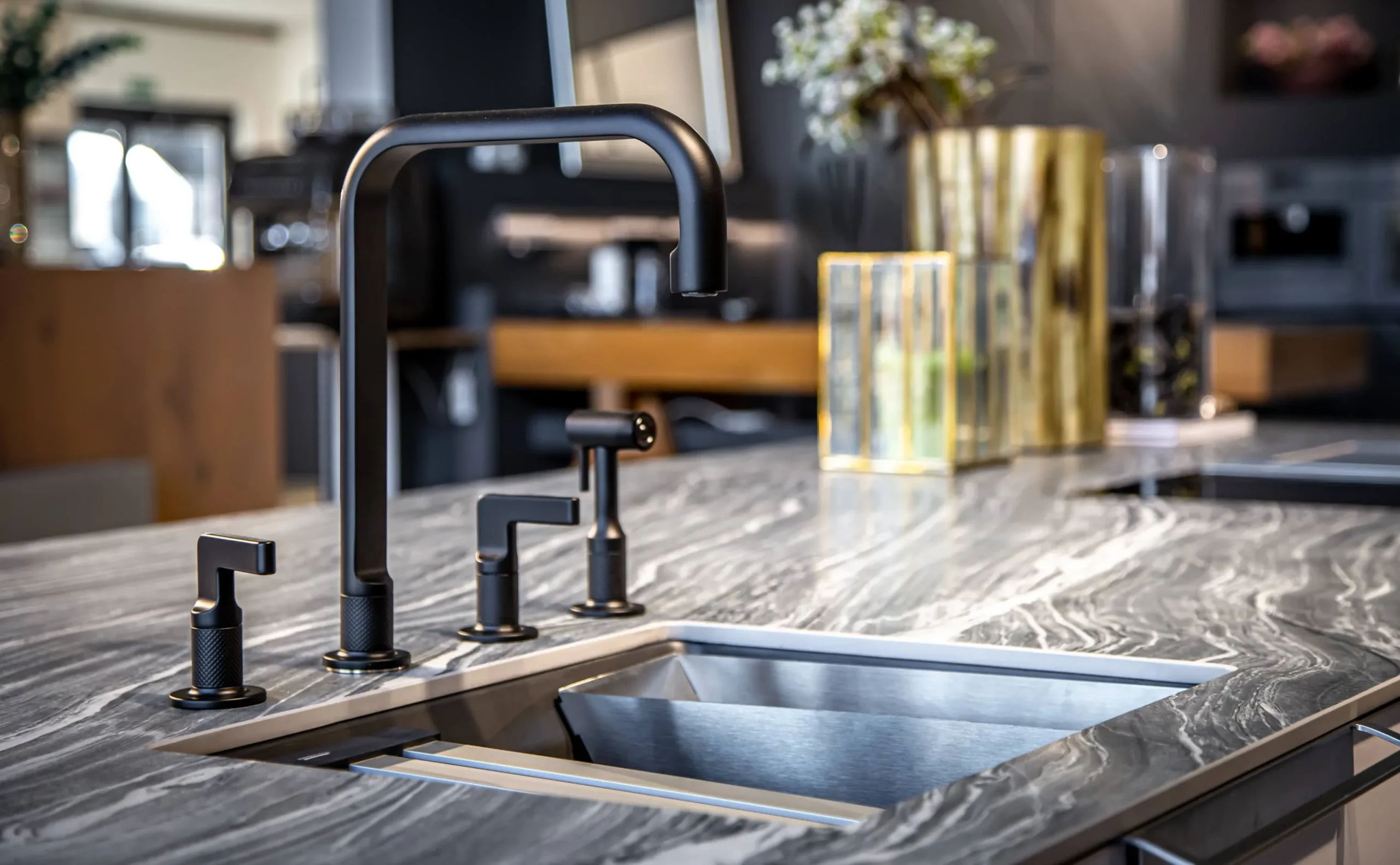 black-faucet-with-steel-sink-stylish-modern-kitchen